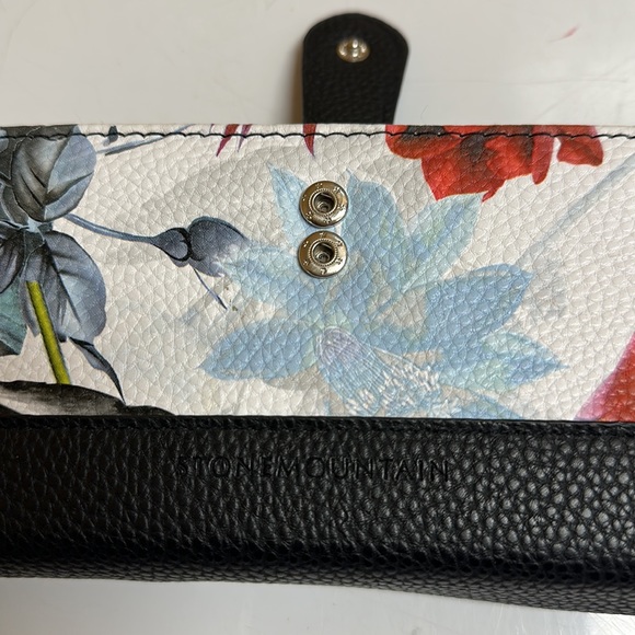 NWOT! Stone Mountain Wallet - Picture 10 of 10